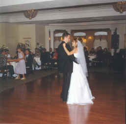 dancing_couple.JPG (123308 bytes)