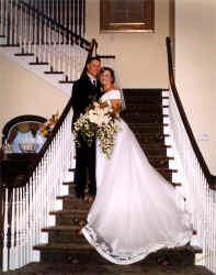 staircase_couple.JPG (135055 bytes)